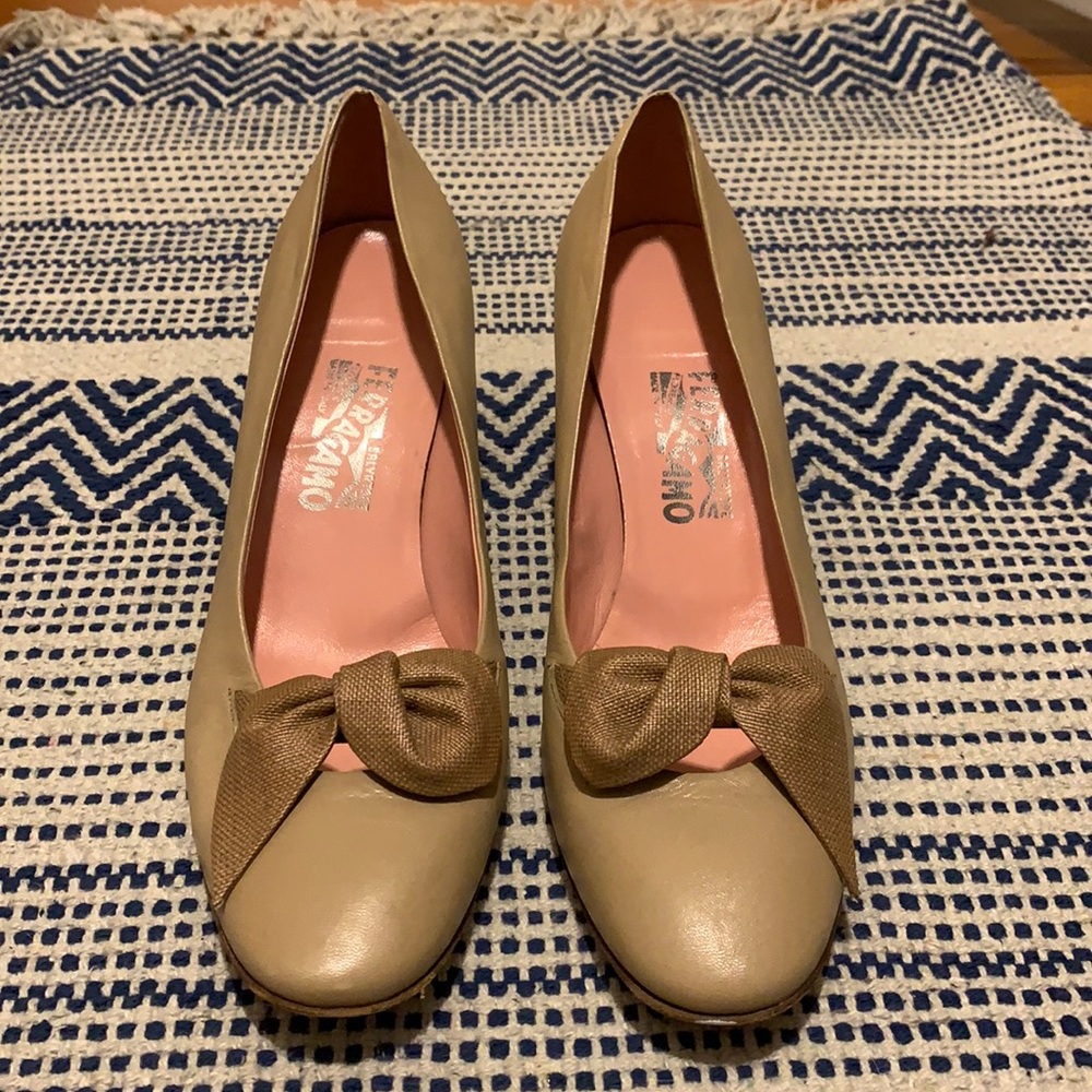 Salvatore Ferragamo leather pumps 10